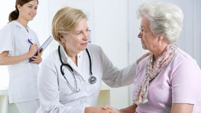 O médico dálle ao paciente recomendacións para o tratamento da artrose