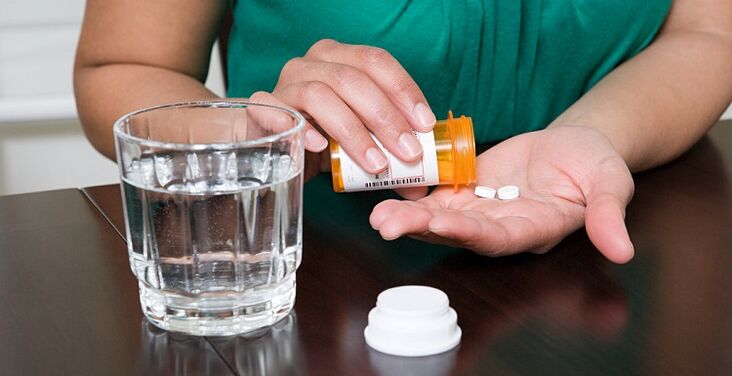 tomando pílulas para aliviar a dor lumbar